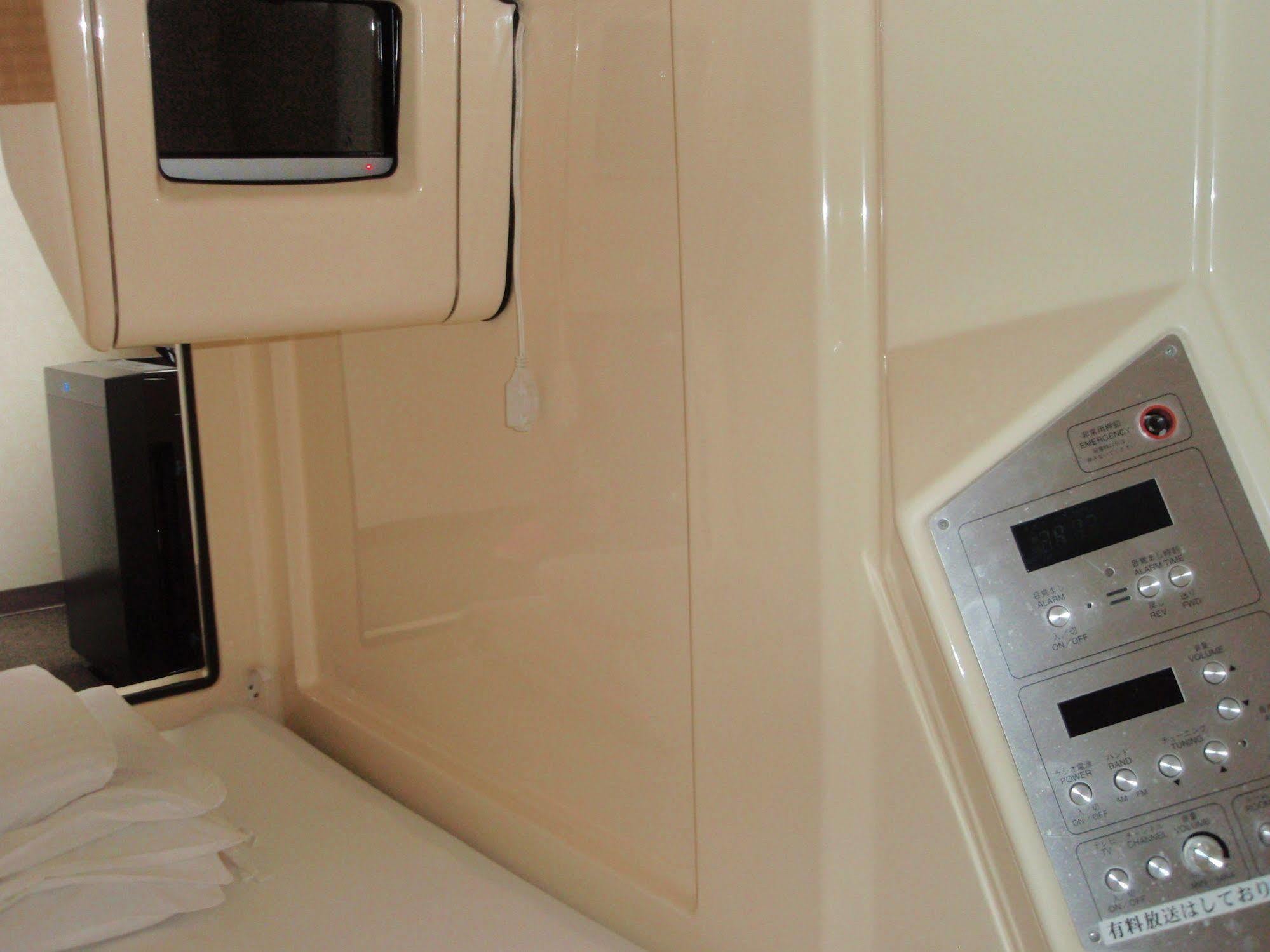 Capsule Hotel Kobe Sannomiya (Adults Only) Zewnętrze zdjęcie